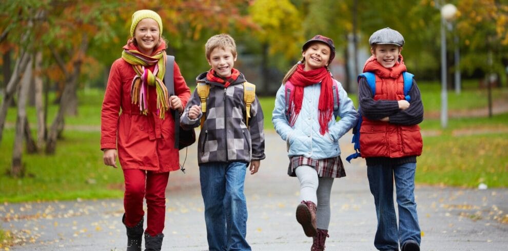 students-walking-together_1098-1652